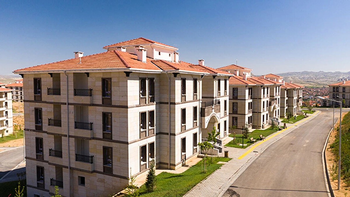 Cumhurbaşkanı Recep Tayyip Erdoğan'ın detaylarını paylaştığı "Yüzyılın Konut Projesi", 81 ilde 500 bin sosyal konut hedefiyle yola çıkıyor. Çevre, Şehircilik ve İklim Değişikliği Bakanlığı tarafından yapılan açıklamaya göre, bu hamle ile hem afet riskine karşı güvenli konutlar inşa edilecek hem de vatandaşların uygun koşullarla konuta erişimi sağlanacak. Tanıtım töreni, 2022'de başlatılan "İlk Evim Projesi" kapsamında konutların inşa edildiği Başakşehir'deki Kayabaşı Mahallesi'nde gerçekleştirildi. Törende, "İlk Evim Projesi"nde konutları tamamlanan hak sahibi ailelere anahtar teslimi de yapıldı. Yeni projede şehit yakınları, gaziler, emekliler, gençler ve en az 3 çocuğu olan aileler için özel kontenjan ayrılacağı bildirildi.