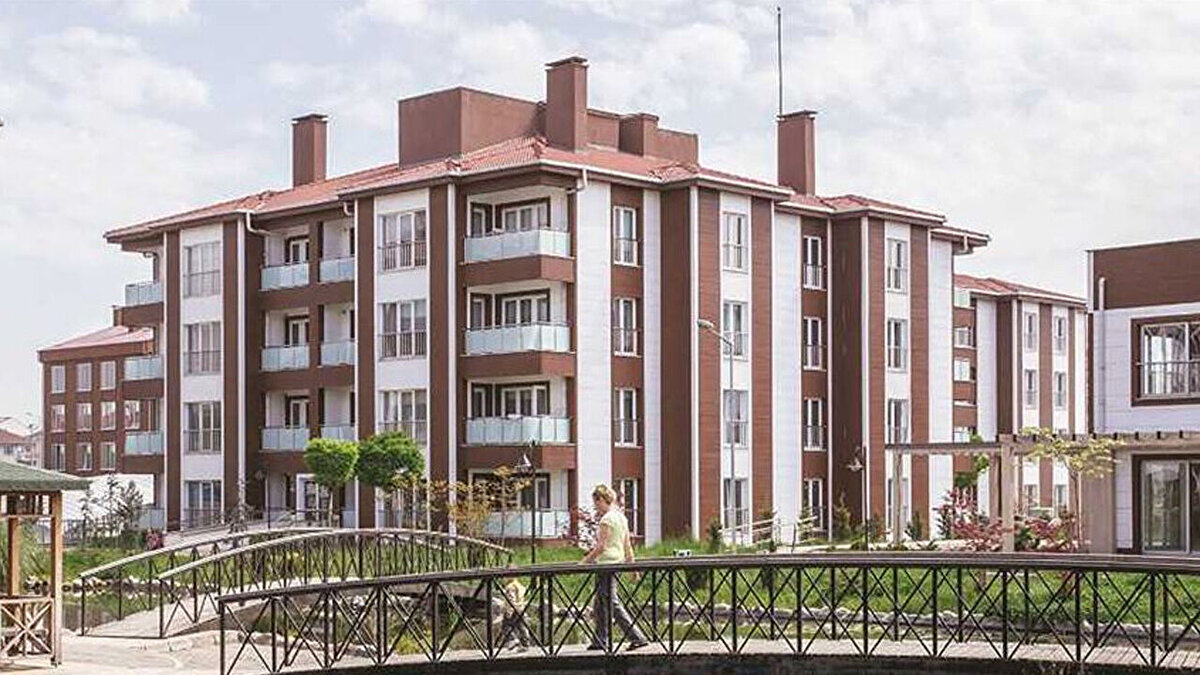 İstanbul'a 15 Bin Kiralık Sosyal Konut Geliyor<br><br>Projenin en dikkat çekici yeniliklerinden biri İstanbul için duyuruldu. Kentteki fahiş kira artışlarını dengelemek ve konuta erişimi kolaylaştırmak amacıyla, TOKİ eliyle ilk kez "kiralık sosyal konut" uygulaması hayata geçirilecek. İstanbul'da planlanan 100.000 konuta ek olarak 15.000 konut, piyasa rayiç bedelinin altında kiralanacak. Belirlenen kriterlere uygun vatandaşlar, bu konutları 3 yıl süre ile kiralayabilecek.