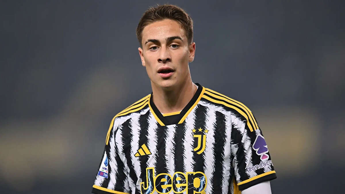 JUVENTUS İLE PARLADI<br><br>Bu sezon Juventus formasıyla 14 resmi maçta görev yapan 19 yaşındaki futbolcu, 5 gol ve 6 asistlik katkısıyla dikkatleri üzerine çekti.