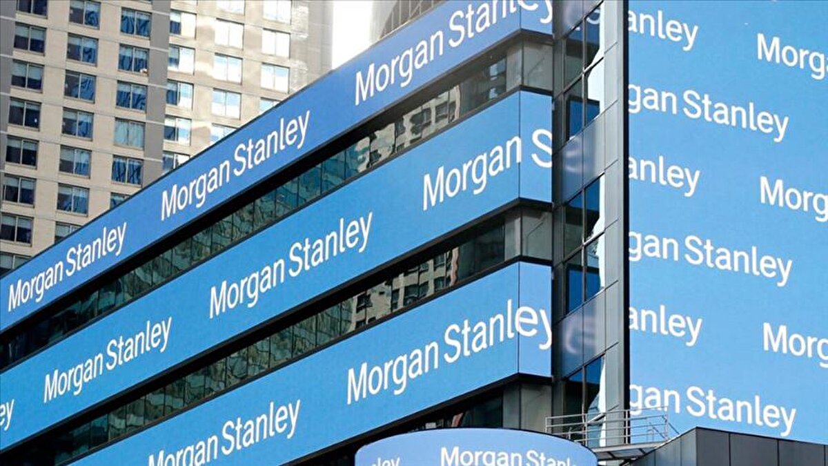 2025’te yüzde 50’ye yakın değer kazanan altın için Morgan Stanley’den yeni rekor tahmin geldi. Banka, merkez bankalarının artan alımları, ETF rekorları ve jeopolitik risklerle altının 2026’da 4.400 dolar seviyesine ulaşacağını öngördü.