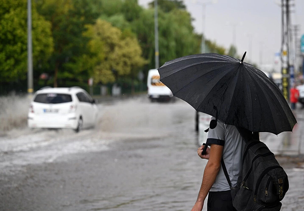 Ülke genelinde yaşanan düşük hava sıcaklığı İzmir'de de etkili olacak. Hava sıcaklığının 17/25 derece ve havanın parçalı bulutlu olması bekleniyor. Pazar günü güneşli havaya rağmen İzmir'de rüzgârlı bir hava bekleniyor.