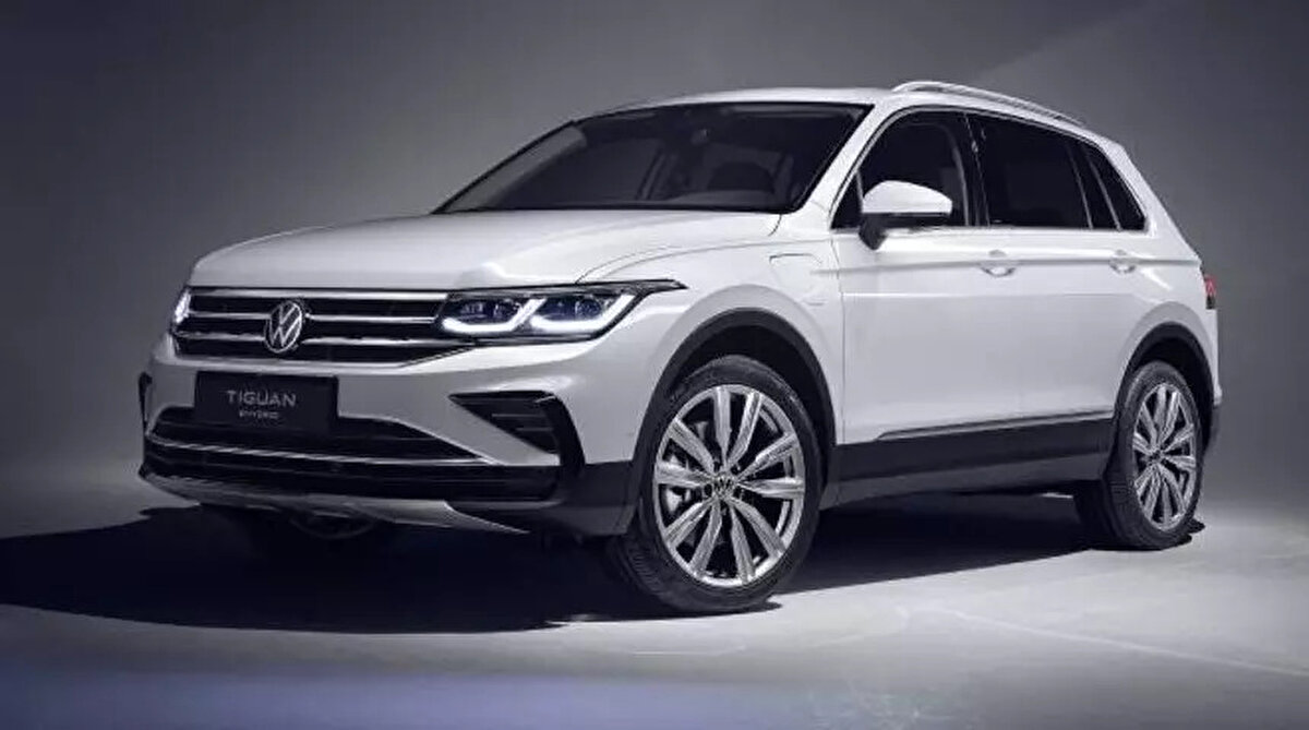 Volkswagen Golf ve Tiguan üretimi ne zaman duracak? Nexperia çip krizi Avrupa otomotiv devlerini nasıl vuruyor? Çin’in ihracat yasağı ve ABD ile Çin arasındaki ticaret savaşı, Wolfsburg’daki üretimi ve Almanya’daki 727 bin otomotiv çalışanını tehlikeye mi atıyor? Çip tedarikindeki belirsizlik otomobil dünyasında hangi kaosa yol açabilir?