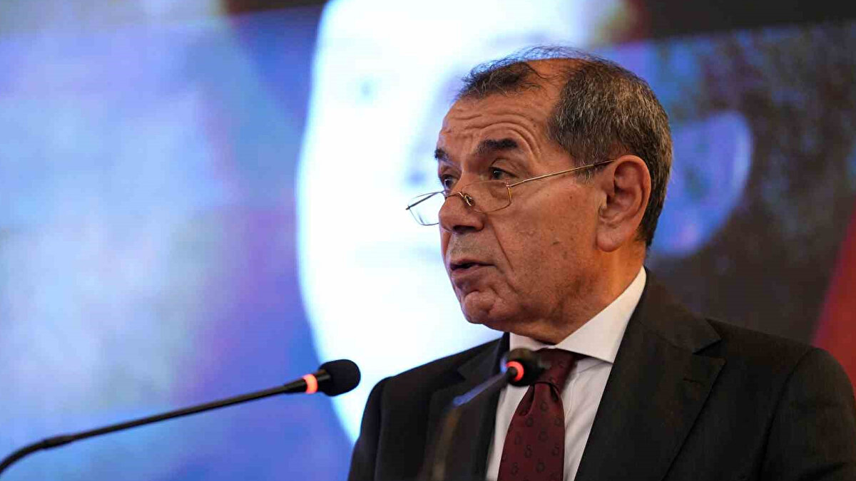 "OSİMHEN İÇİN ÇIKIŞ MADDESİ YOK"<br><br>Victor Osimhen'in sözleşmesine çıkış maddesi koydurmadıklarını aktaran Galatasaray Başkanı Dursun Özbek, "Osimhen, Galatasaray'a uzun yıllar hizmet edecek bir futbolcu. Onu transfer ettiğimiz gün bu miktarın yüksek olduğu konuşuluyordu. Şimdi ise insanlar Osimhen'e verilen bonservis bedelinin düşük kaldığını düşünüyor." açıklamasını yaptı.