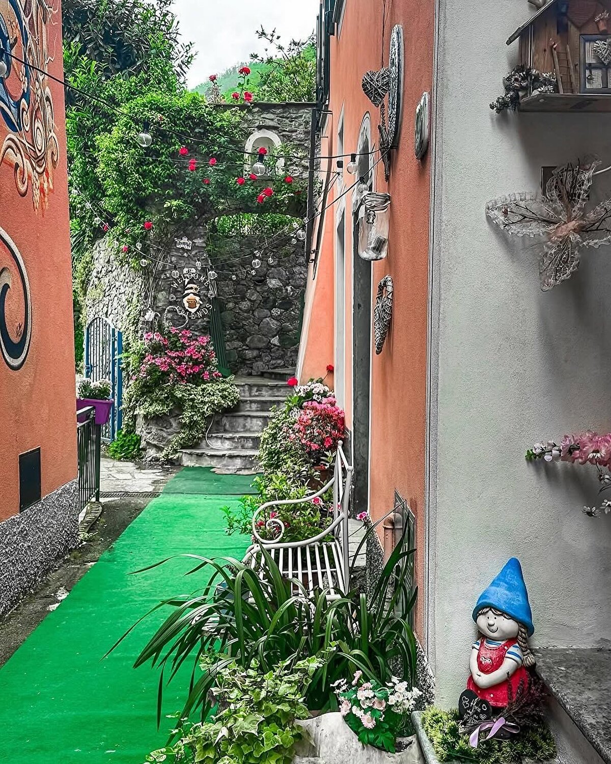 Adeta bir zaman kapsülü gibi olan Ellera, İtalya’nın büyük şehirlerinden uzak, sakin ve doğal bir yaşama tanık olmak isteyen ziyaretçiler için akılda kalıcı deneyimler sunuyor.