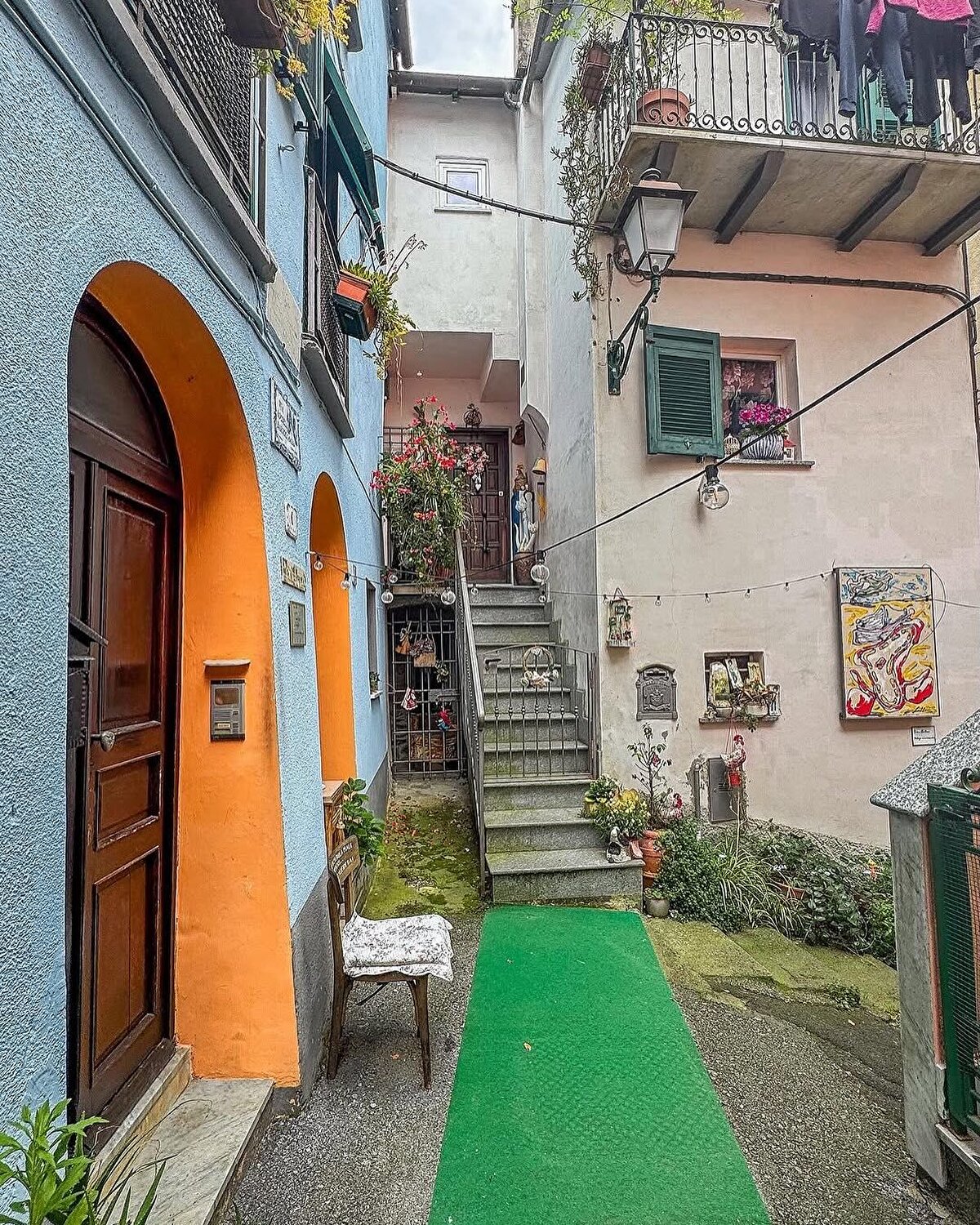 Zeytinlikler, üzüm bağları ve çam ormanlarıyla çevrili olan kasaba, botanik meraklıları için keşfedilmeye değer bir alan sunuyor. 