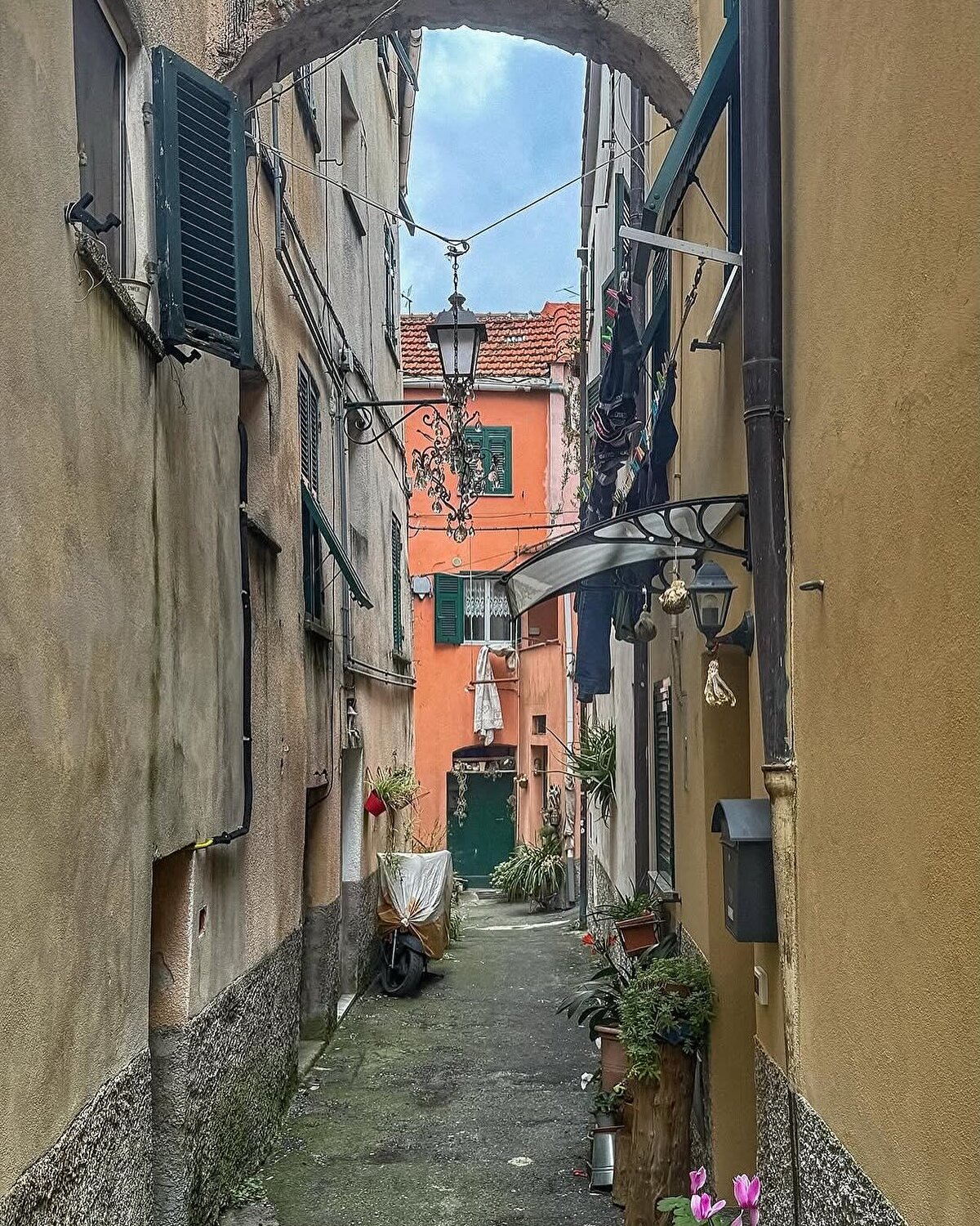 Geleneksel İtalyan taş evlerinin korunduğu kasaba, dar taş sokaklarıyla kırsal mimarinin izlerini günümüze taşıyor.