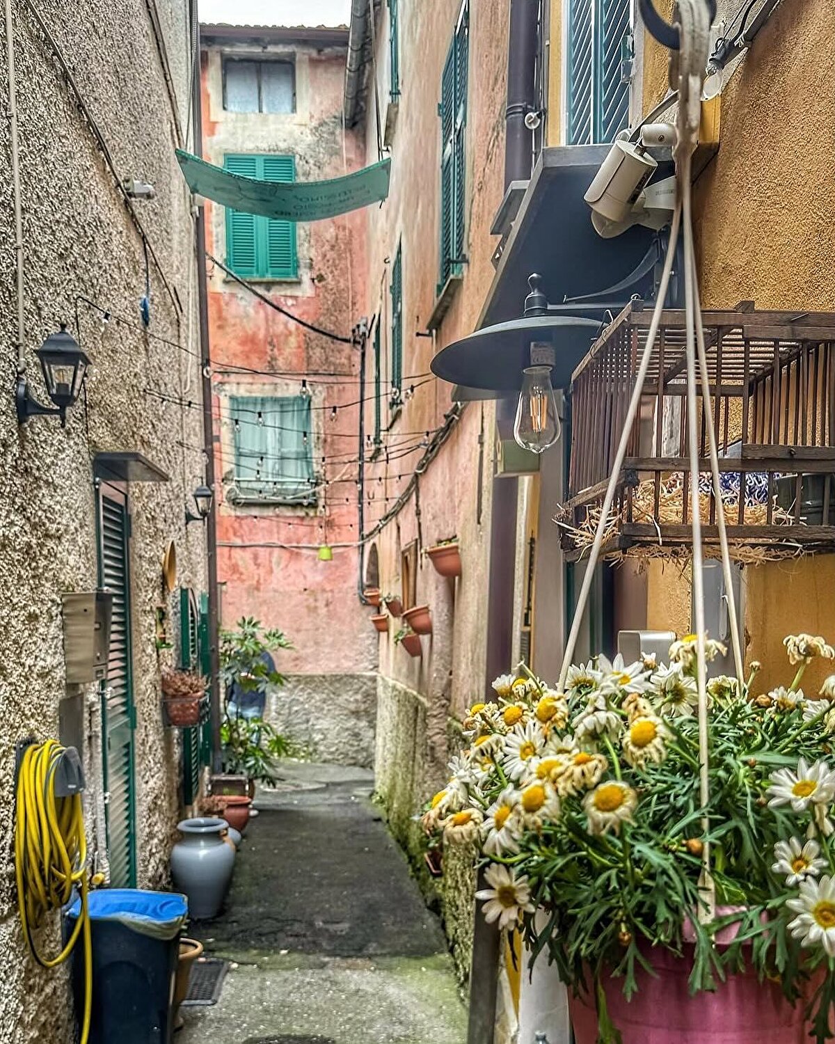 Kasabada kültürel etkinlikler sınırlı olsa da bölge halkı geleneksel bayramları ve dini törenleri yaşatmaya devam ediyor. 