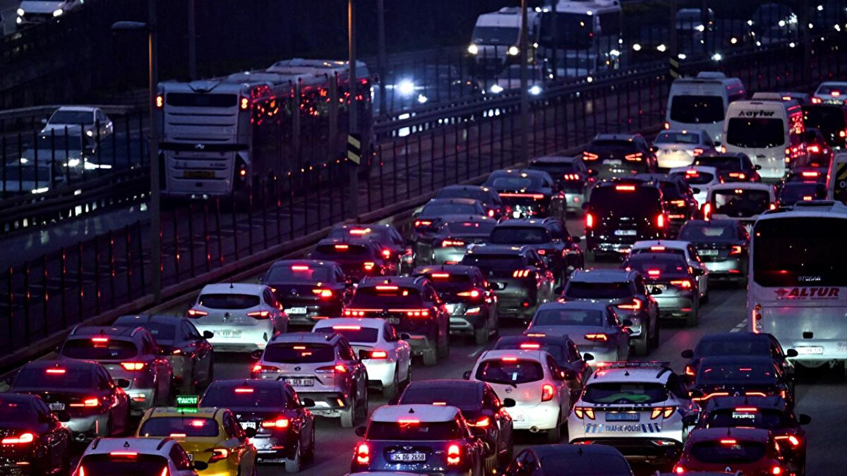 Çağlayan, Okmeydanı, Mecidiyeköy ve Zincirlikuyu'dan, 15 Temmuz Şehitler Köprüsü'ne kadar trafik yoğunluğu yaşanıyor.<br>