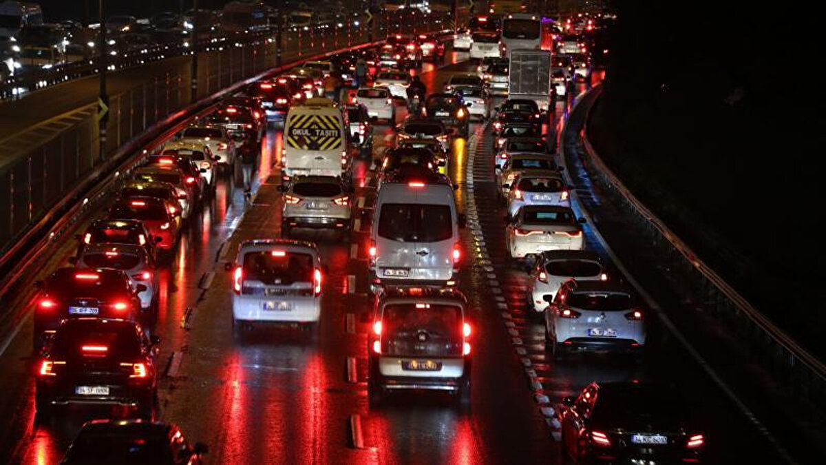 TEM Otoyolu Ankara istikametinde Uzunçayır'dan Sancaktepe'ye kadar, Edirne istikametinde ise Tuzla'dan Ümraniye'ye kadar yoğunluk yaşanıyor.<br><br>Zeytinburnu, Cevizlibağ, Mecidiyeköy, Zincirlikuyu, Altunizade başta olmak üzere toplu ulaşım araçlarını kullananlar, metrobüs, otobüs, metro ve tramvay istasyonlarında yoğunluk oluşturuyor.