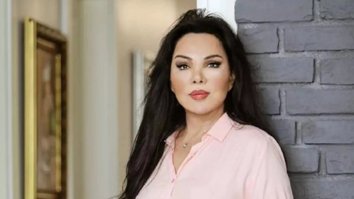 Başrollerinde Tarık Akan ve Fikret Hakan'ın yer aldığı 'Arkadaşım' filmiyle de tanınan Aksoy, sinema oyunculuğunun yanı sıra İngiltere'de resim eğitimi alarak çok sayıda sergiye de imza atmıştı.