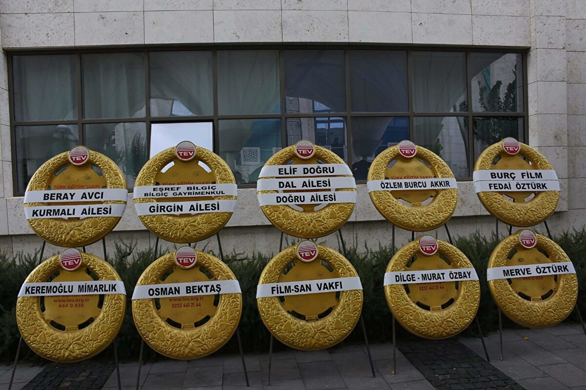 Neşe Aksoy için bugün İzmir’de, Mavişehir Memur Kardeşler Camii'nde öğle vakti cenaze töreni düzenlendi. Törene kızı Elif Doğru, damadı Emek Can Doğru, yeğenleri Alper ve Tolga Dal, eski eşi Şükrü Ediz, arkadaşları ve vatandaşlar katıldı. Kılınan namaz sonrası Aksoy’un cenazesi, Örnekköy Mezarlığı'nda toprağa verildi.<br>