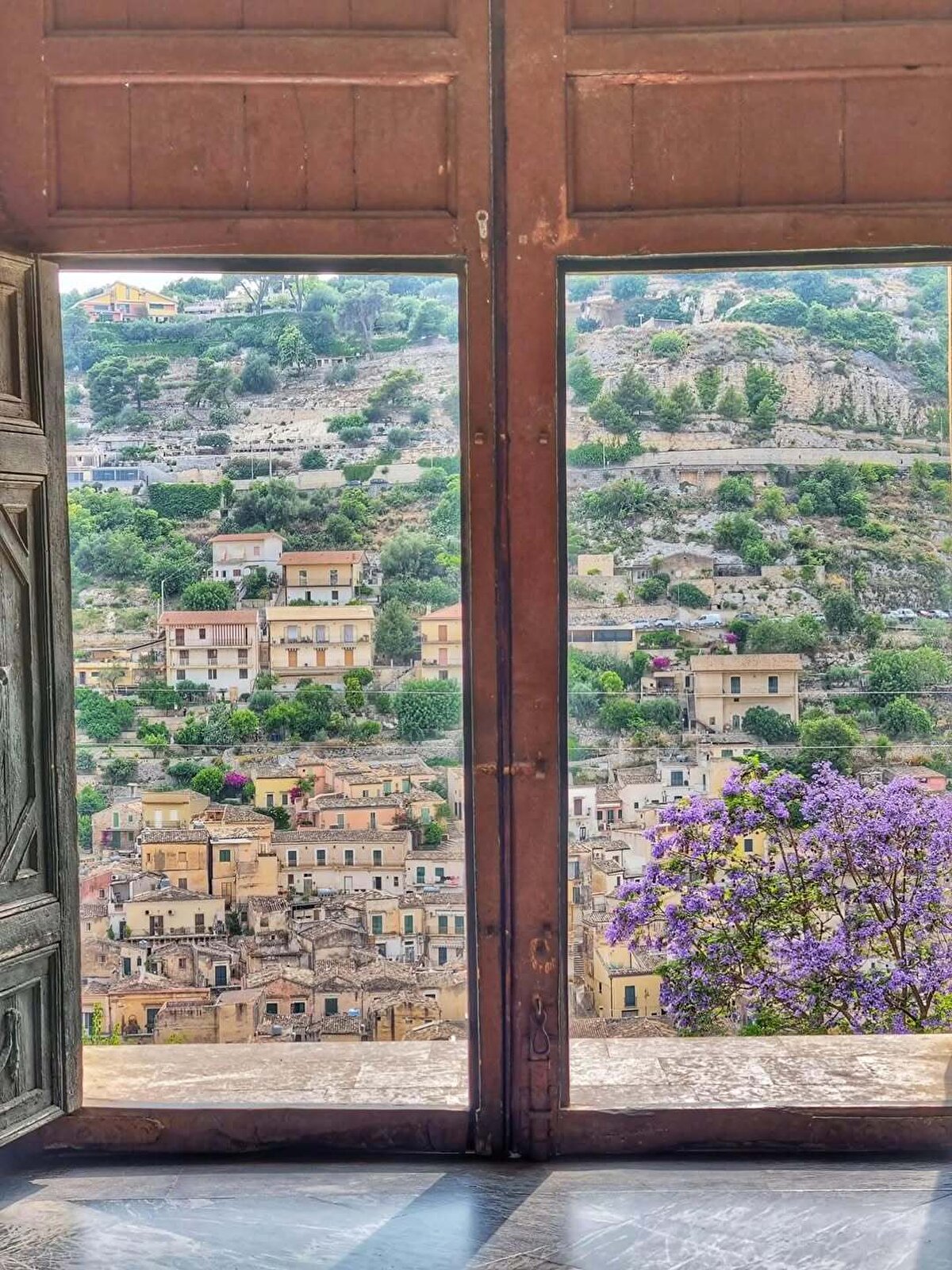 Yukarı Modica ve aşağı Modica olarak iki bölüme ayrılan şehir, birbirine dar merdivenler ve sokaklarla bağlanıyor.