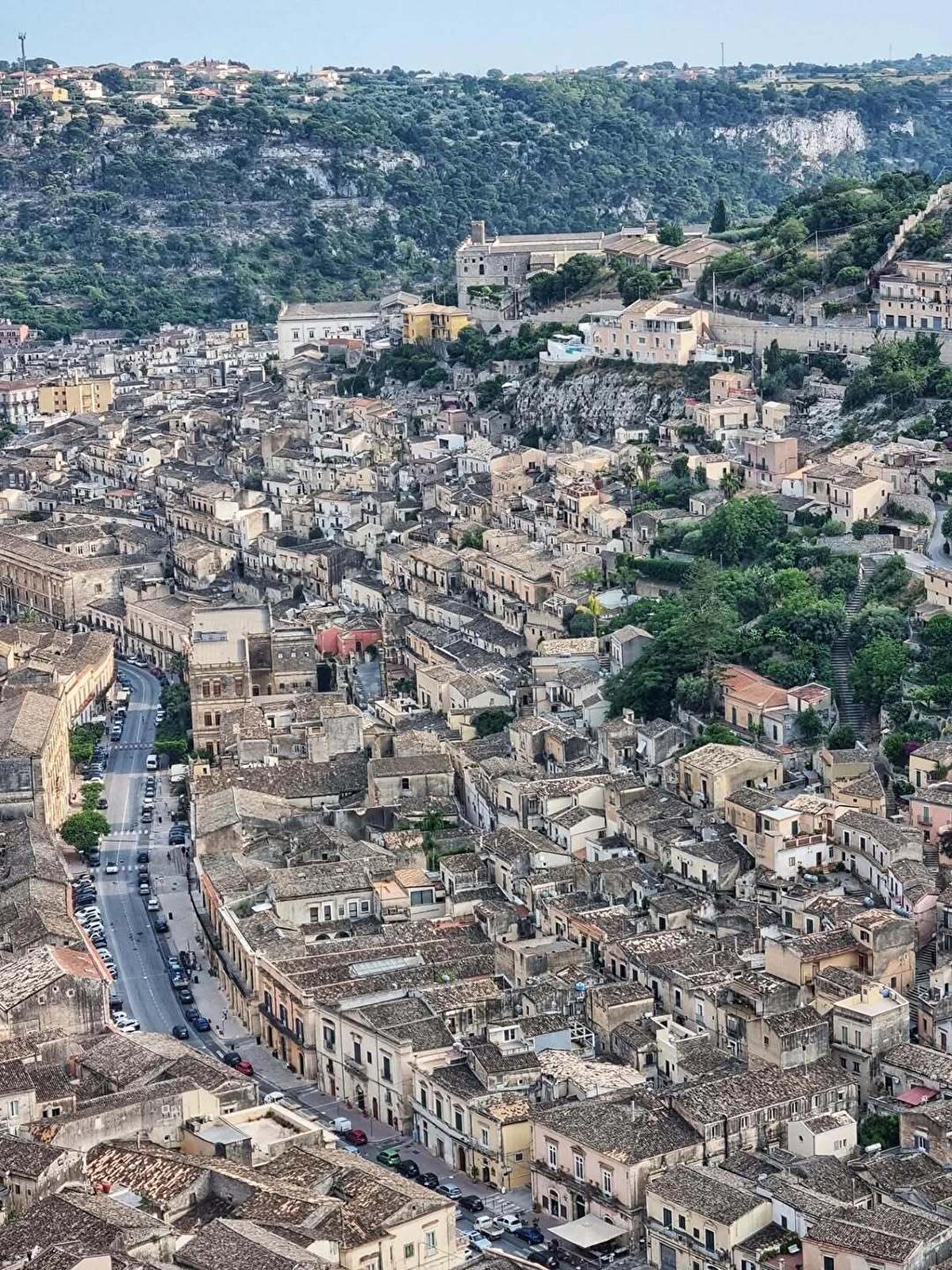 Yukarı Modica ve aşağı Modica olarak iki bölüme ayrılan şehir, birbirine dar merdivenler ve sokaklarla bağlanıyor.