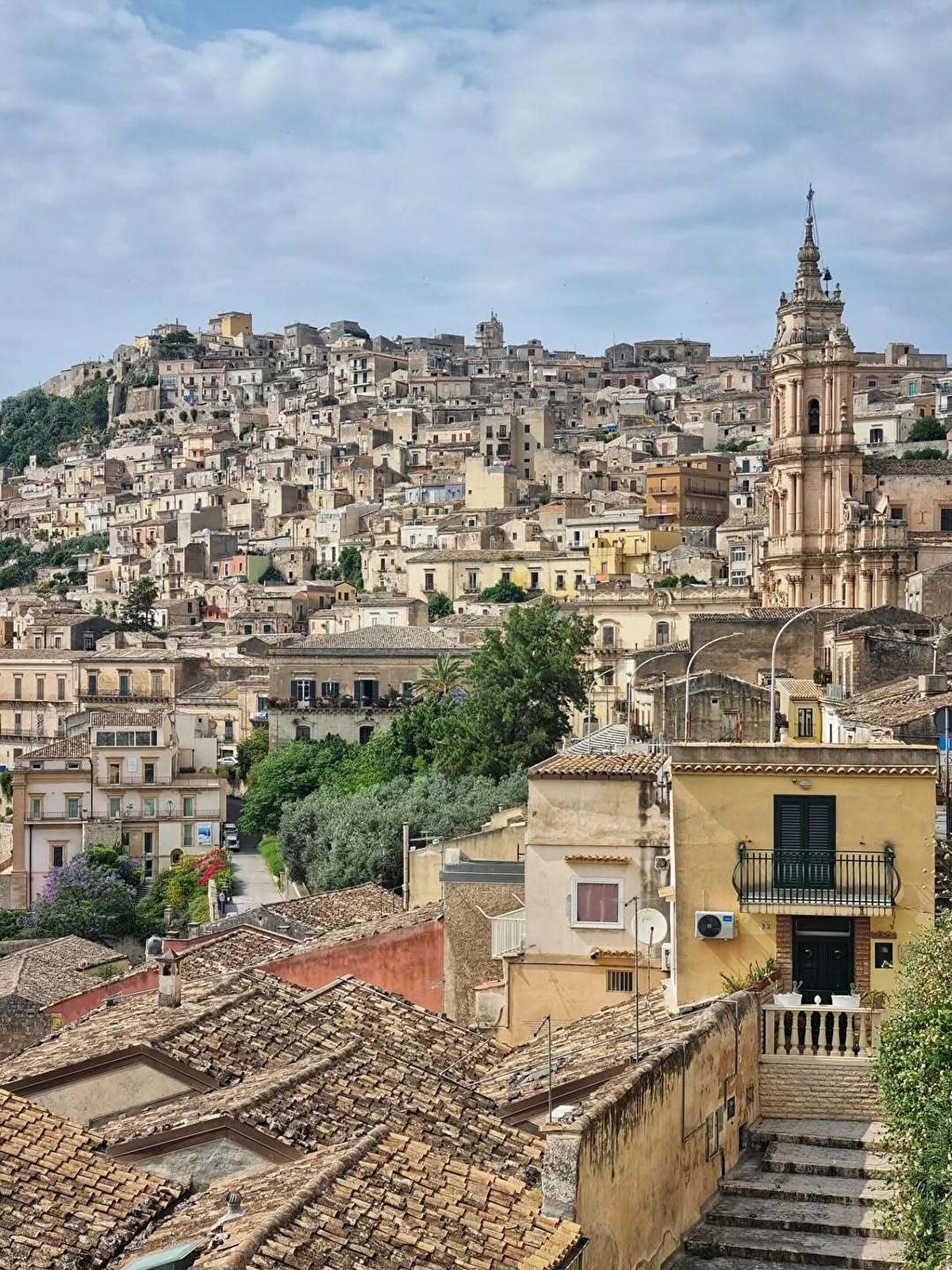 Yukarı Modica ve aşağı Modica olarak iki bölüme ayrılan şehir, birbirine dar merdivenler ve sokaklarla bağlanıyor.