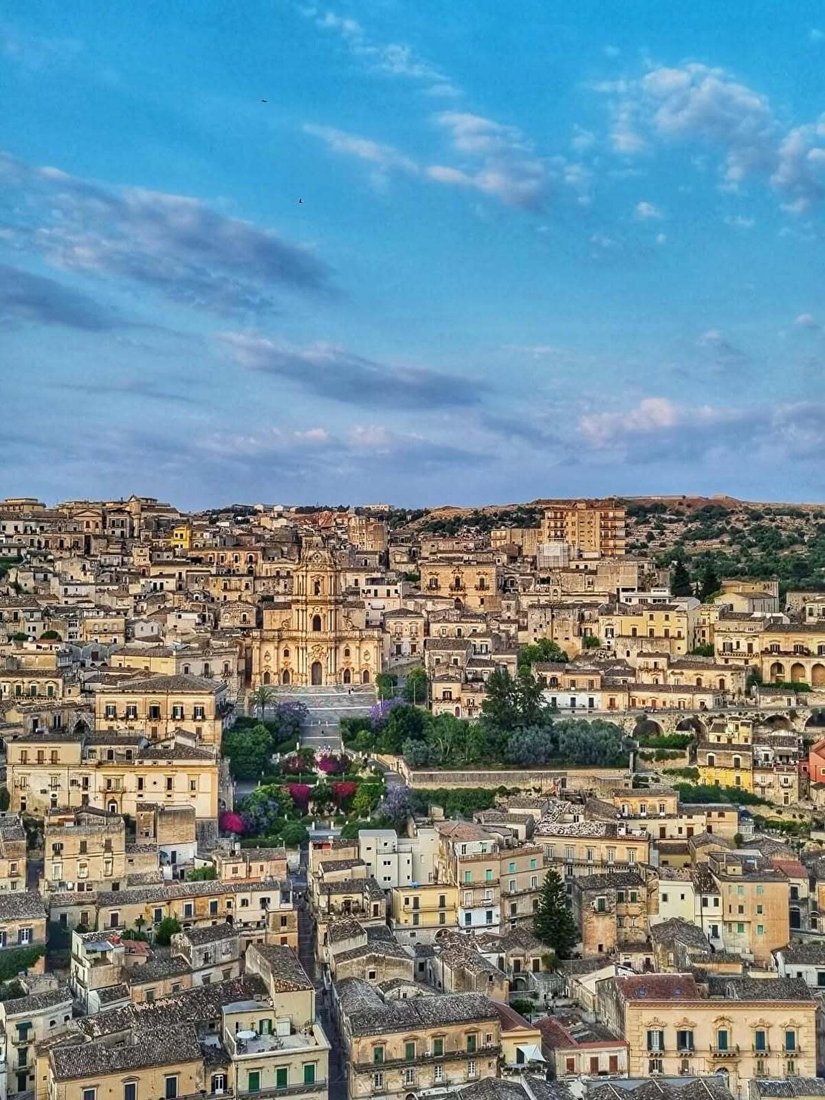 Tarihi ve kültürel açıdan zengin olan şehir, Barok mimarisi, labirent gibi sokakları ve dünyaca ünlü çikolatasıyla tanınıyor.