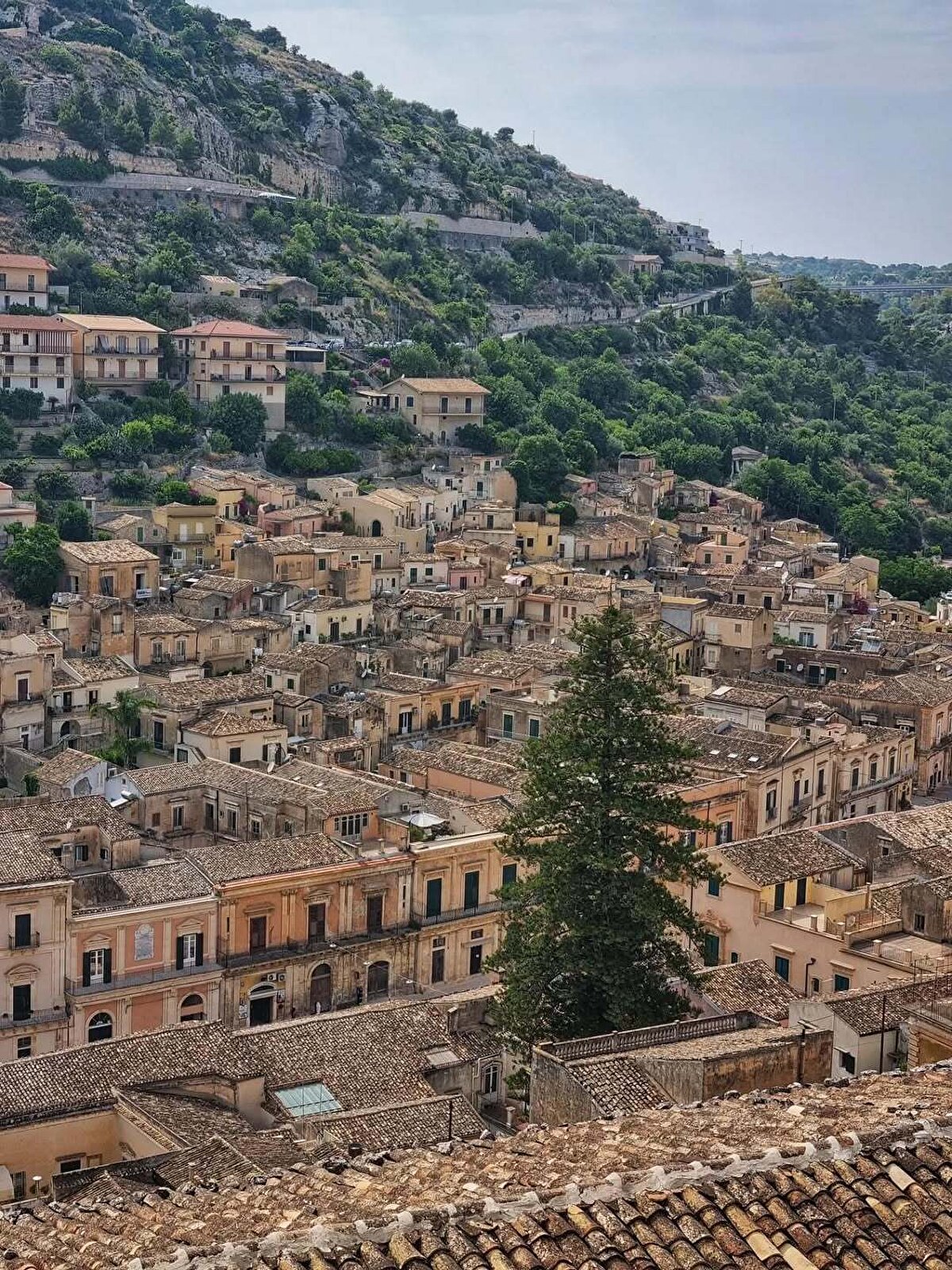 Yukarı Modica ve aşağı Modica olarak iki bölüme ayrılan şehir, birbirine dar merdivenler ve sokaklarla bağlanıyor.