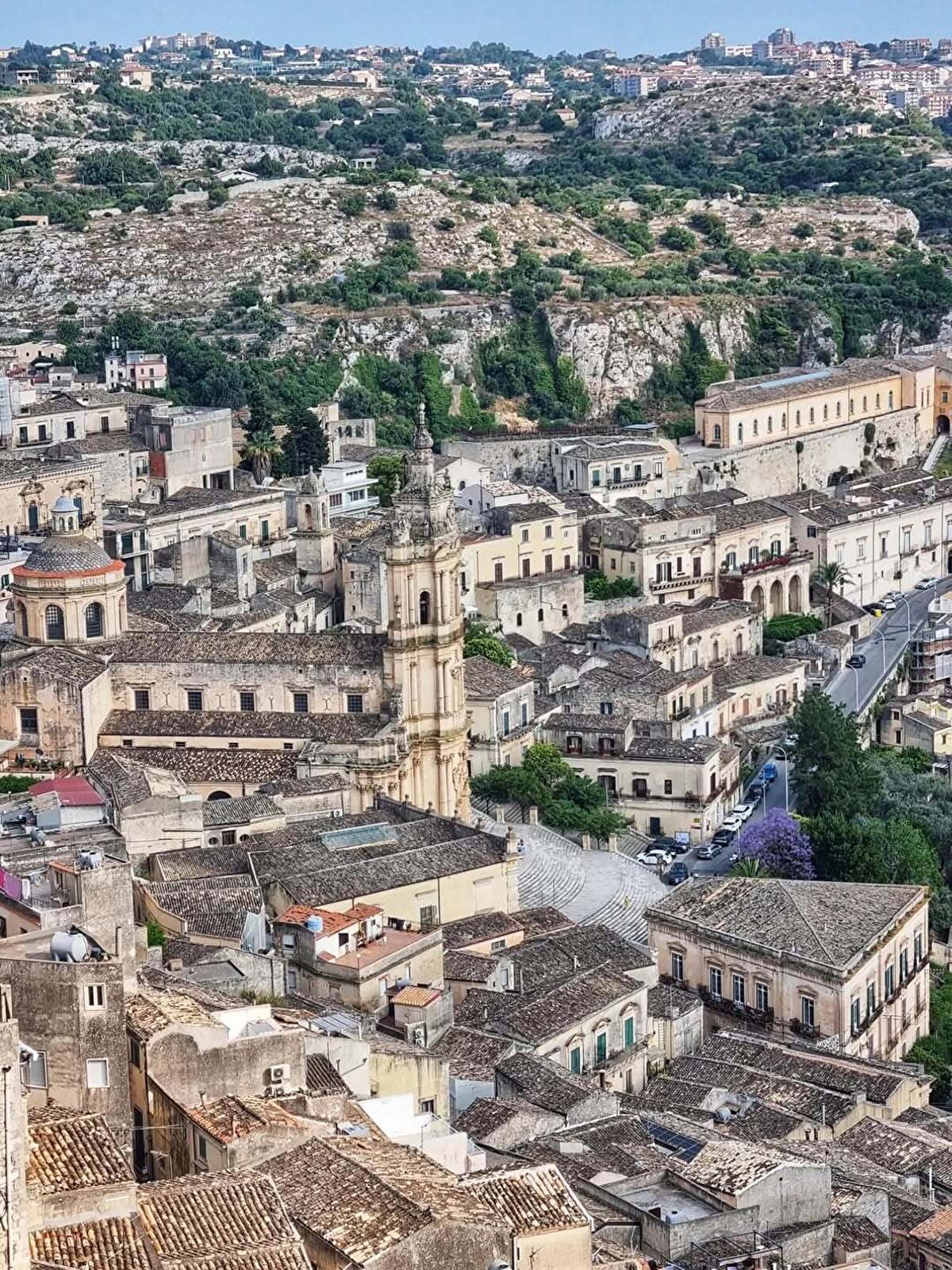 Yukarı Modica ve aşağı Modica olarak iki bölüme ayrılan şehir, birbirine dar merdivenler ve sokaklarla bağlanıyor.