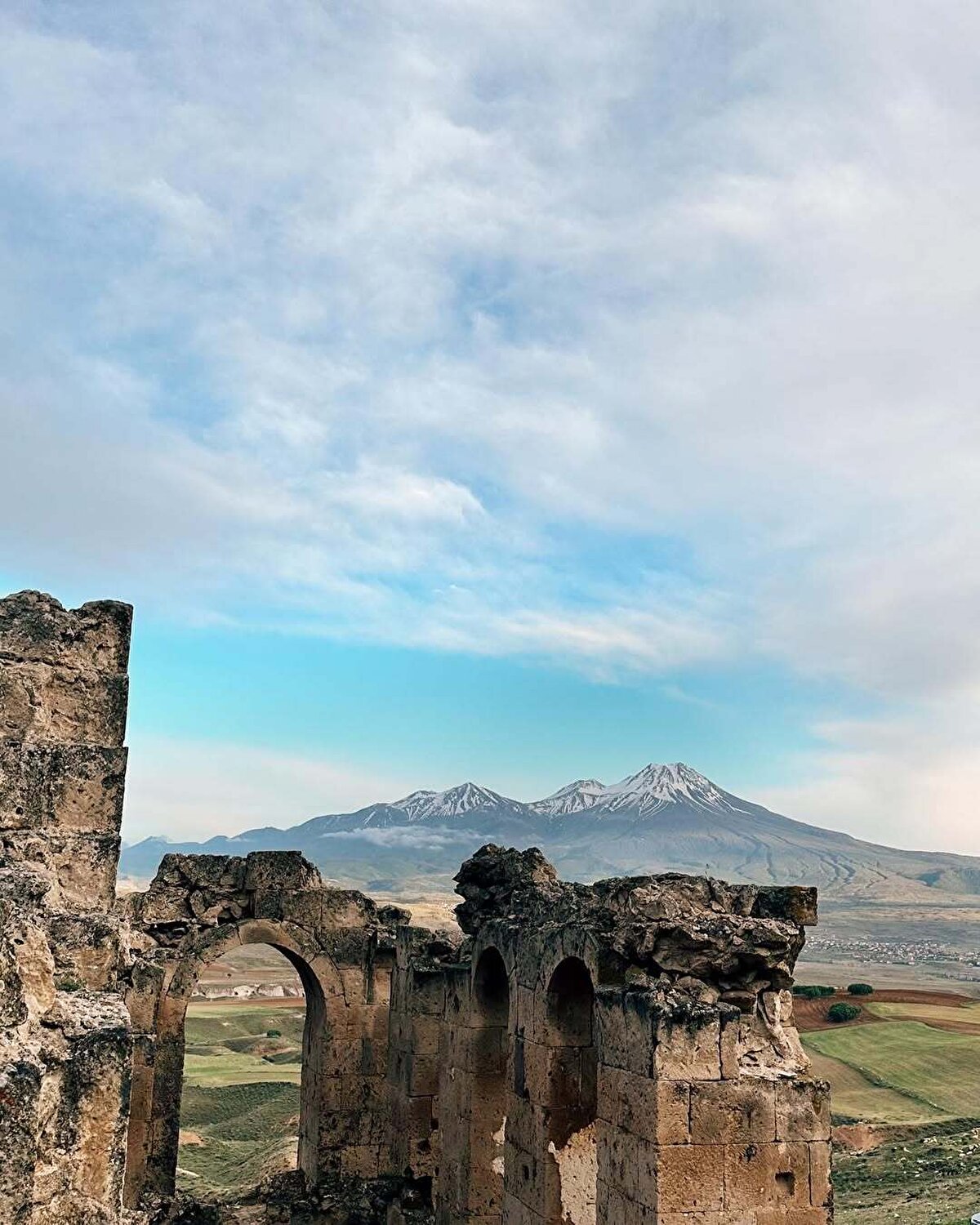 Kilisenin fresklerle süslenen iç mekanında ise, Hz. İsa ve havarilerinin hayatından kesitler yer alıyor.