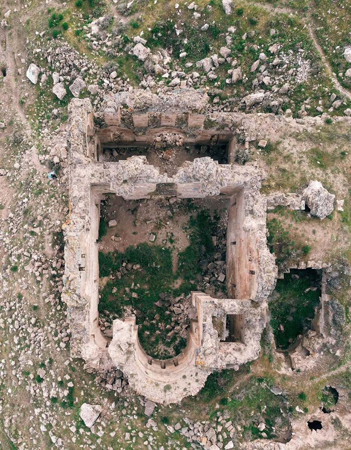 Hem mimari hem de tarihi açıdan önemli olan kilise ve çevresi Hasan Dağı’nın manzarasıyla da birleşince ziyaretçilere ve fotoğrafçılara harika bir deneyim sunuyor.