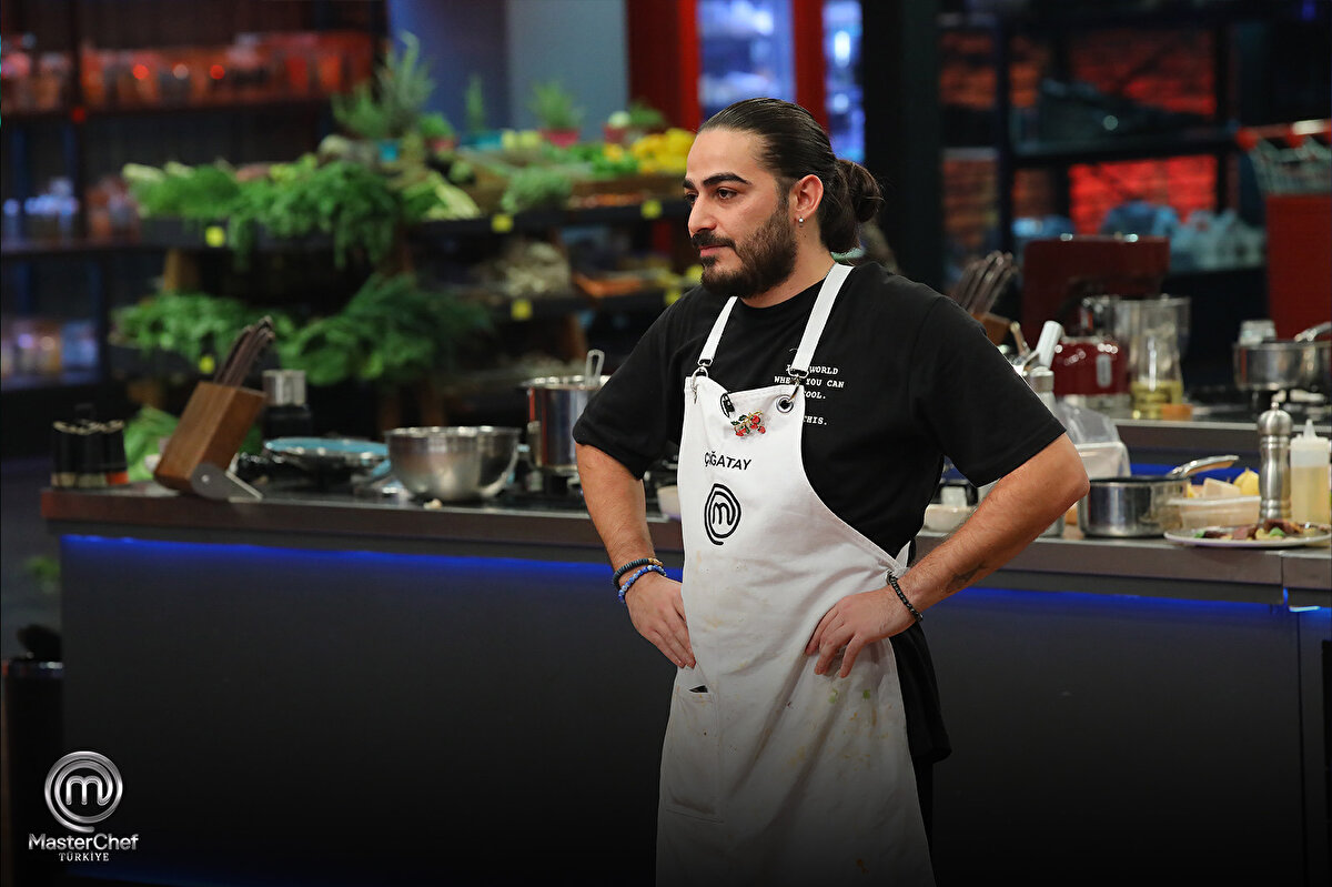 MASTERCHEF'TE 100 BİN TL'LİK ÖDÜL OYUNUNU KİM KAZANDI?<br><br>Jürinin yaptığı titiz tadımın ardından gecenin kazananı açıklandı. Hazırlanan dönerler arasından en başarılı tabağı çıkaran ve şeflerden tam not alan Çağatay, 100 bin TL'lik büyük ödülün sahibi oldu.