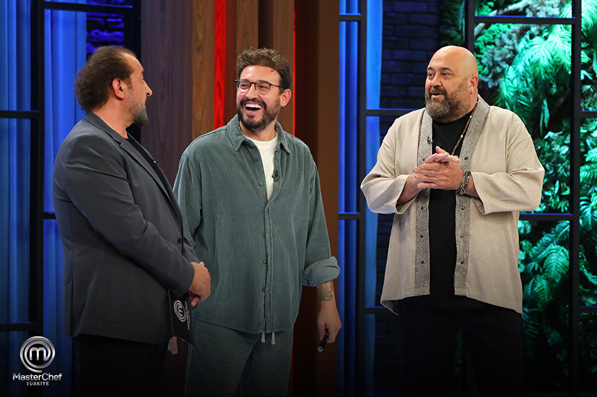 MasterChef Türkiye'de heyecan tam gaz devam ediyor. Yarışmacılar, son bölümde 100 bin TL değerindeki büyük para ödülü için kıyasıya bir rekabete girdi. Şefler, yarışmacılardan Türk mutfağının en sevilen lezzetlerinden biri olan tavuk döner yapmalarını istedi. Şefler, mükemmel bir tavuk döner yapımının önemli kriterlerini ve püf noktalarını yarışmacılarla paylaştıktan sonra süreyi başlattı. Tezgah başında en iyi döneri hazırlamak için büyük çaba sarf eden yarışmacılar, süre sonunda tabaklarını şeflerin beğenisine sundu.