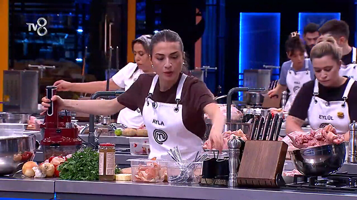 MASTERCHEF ELEME POTASINDA KİMLER VAR?<br><br>MasterChef'te bir yandan ödül oyunu heyecanı yaşanırken, diğer yandan eleme potasındaki gergin bekleyiş sürüyor. Bu hafta yarışmaya veda etme tehlikesiyle karşı karşıya olan ve potada yer alan yarışmacılar ise şu şekilde:<br><br>Aslı<br><br>Sümeyye<br><br>Nisa<br><br>Barış<br><br>Çağlar<br><br>Hakan