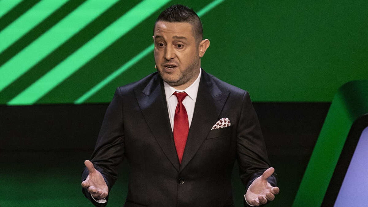 "El Khannouss ile Alvarez pozisyonunda topa kim dokundu, Alvarez. El Khannouss bilerek vurdu demiyorum ama taban geliyor. Gaddarca mı giriyor, hayır ama rakibinin kasığına vuruyor. Bu tahribatı bırakan bir faul... VAR nasıl çağırmaz?" 