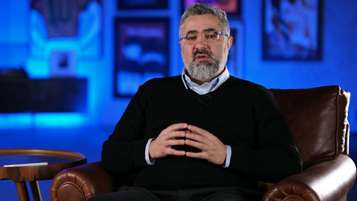 "Üçlü oynuyorlar ama rakibin bir de 4. stoperi var En-Nesyri isimli. Çok beğendim onu iyi bir stoper o. Almanya’dan onu Fenerbahçe seneye Oosterwolde yerine alsın. Sol ayaklı hava topları iyi…"