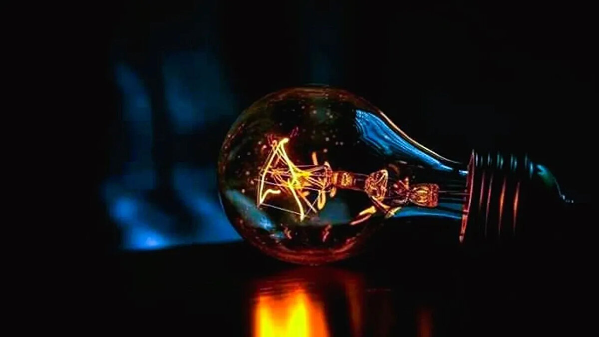 İzmir'de Elektrikler Ne Zaman Gelecek?<br><br>GEDİZ elektrik kesintisi listesine göre, 24 Ekim 2025 Cuma günü planlı kesintilerin tamamı şebeke yenileme ve bakım çalışmaları nedeniyle yapılmaktadır. Elektriklerin ne zaman geleceği, ilçeye ve mahalleye göre değişiklik göstermektedir. En kısa kesintinin 1 saat (Karabağlar), en uzun kesintilerin ise 8 saat (Buca, Gaziemir, Tire) sürmesi beklenmektedir. Vatandaşların, belirtilen bitiş saatlerine göre planlamalarını yapmaları önemle duyurulur.