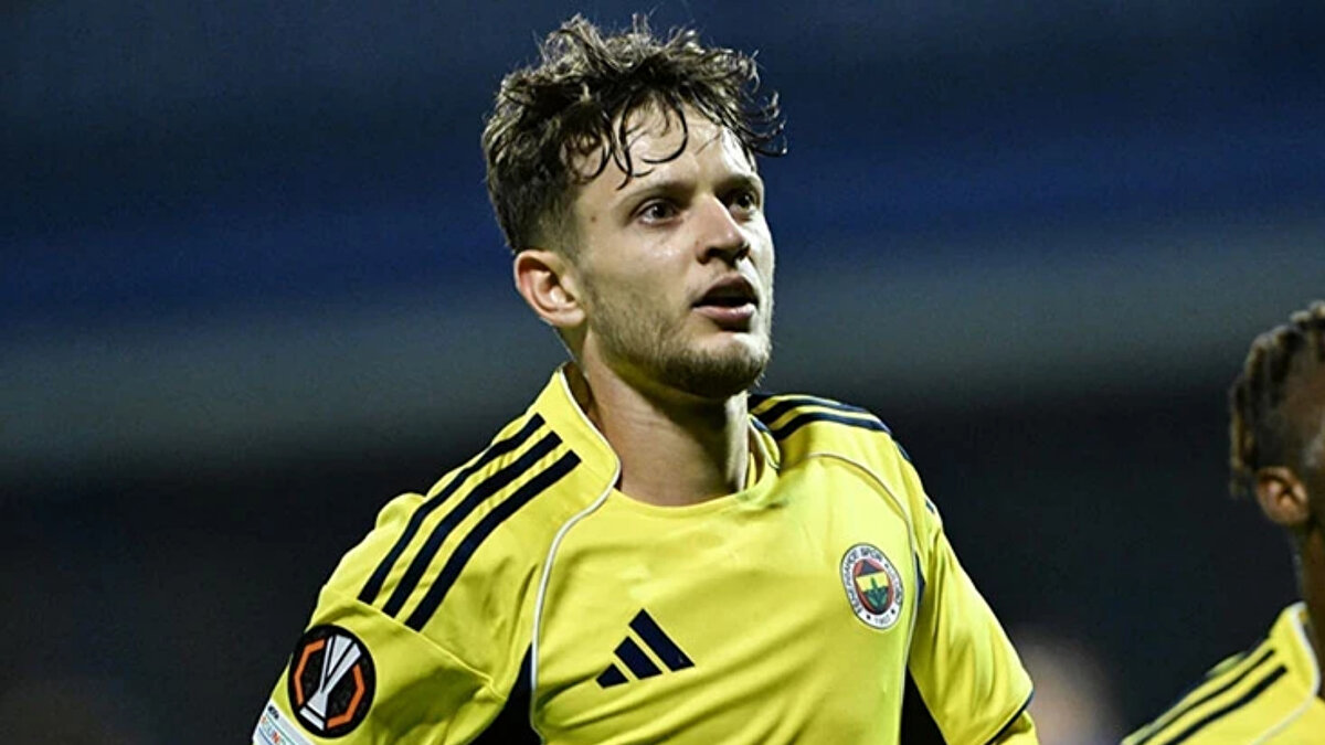 Fatih Karagümrük maçında ıslıklanan ve taraftarın eleştirisine maruz kalan Sebastian Szymanski, sonradan oyuna dahil olduğu Stuttgart maçının sonunda ise destek gördü. <br><br>İşte o anlar: