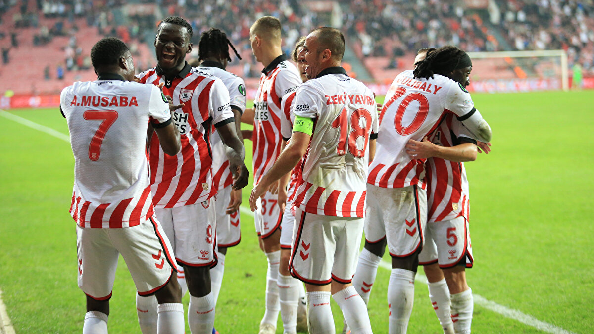 Konferans Ligi'nde mücadele eden Samsunspor ise Ukrayna devi Dinamo Kiev'i 3-0 mağlup ederek 2'de 2 yaptı.