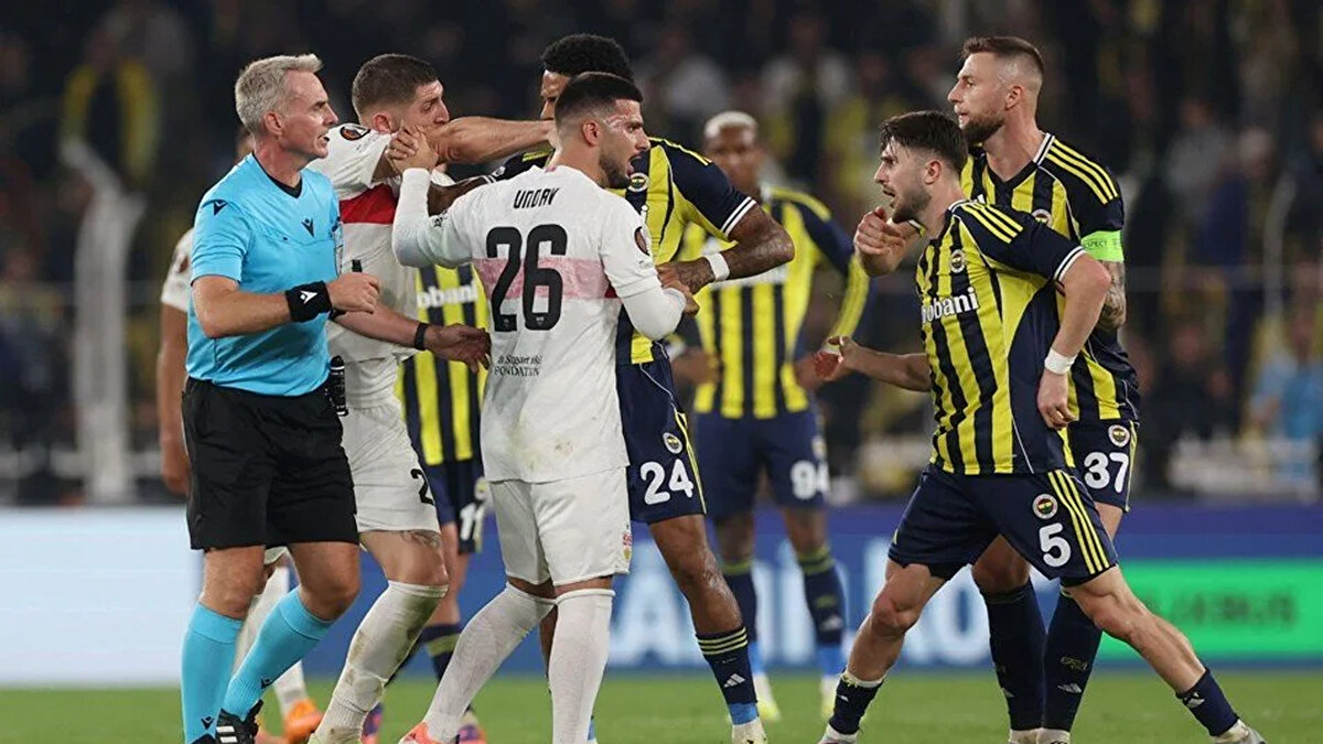 Maçın bitiş düdüğü sonrası yaşanan gerginlikte, her iki oyuncu da takım arkadaşları tarafından ayrıldı.