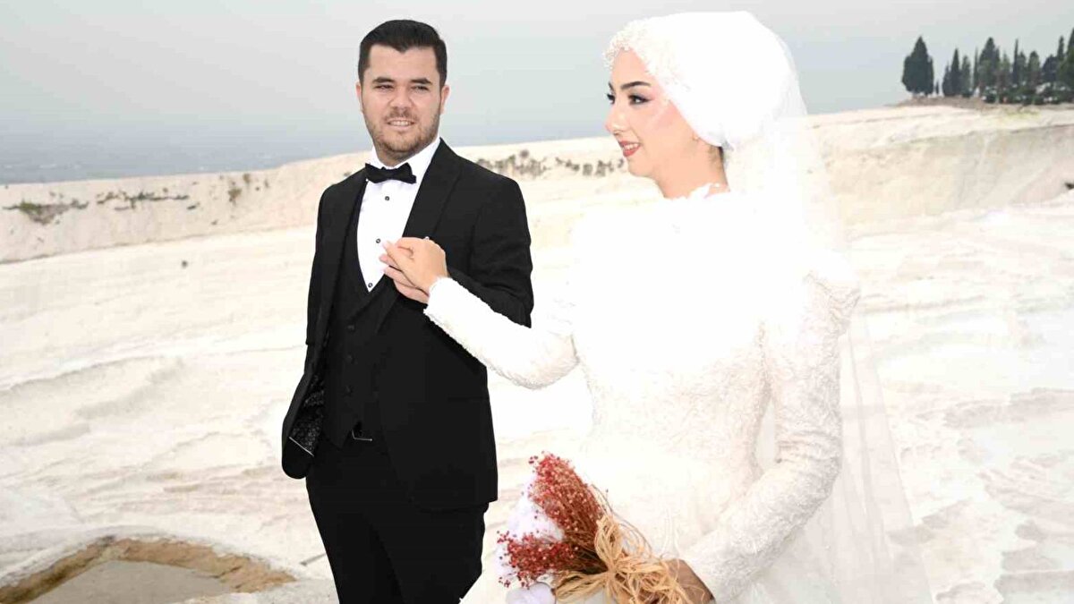 Denizli’de geçtiğimiz yıl eylül ayında dünyaevine giren Muhammed ve İrem Büke çifti, düğün günü yaptıkları dış çekimden memnun kalmadı. Eşi İrem Büke’nin tekrar gelinlik giyme isteğini de kırmayan Muhammed Büke, eşiyle birlikte dünyaca ünlü Pamukkale travertenlerinde düğün çekimi planladı. Tekrar gelinlik ve damatlığını giyen çift, Pamukkale travertenlerine gitti. 