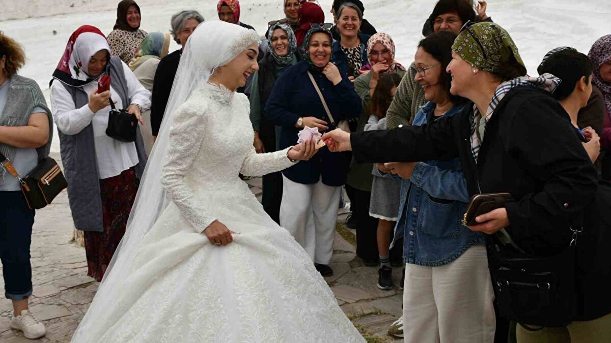 "Çok güzel bir anıydı"<br><br>Eşiyle aynı hastanede hemşire olarak görev yapan 27 yaşındaki İrem Büke ise, "Bizim evliliğimiz 1 sene önce olmuştu. Tabii o zaman da biz dış çekim yapmıştık. Düğün telaşı ve yorgunluktan dolayı içime sinmeyenler vardı. Ardından bir daha bir çekim yapmak istedik. Pamukkale’ye gittiğimizde Düzceli bir kafile ile karşılaştık. Ortaya çok güzel görüntüler ve anı çıktı. Sosyal medyada bu kadar paylaşabileceğini düşünmemiştim. Çok güzel yorum yapanlar olmuş. Çok güzel bir anıydı" ifadelerini kullandı.