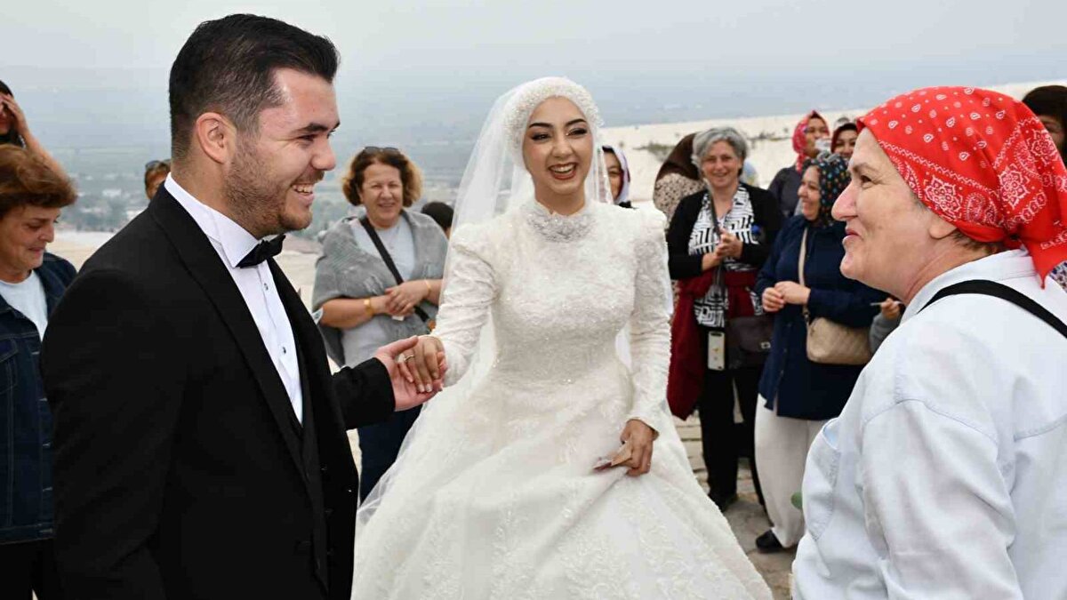 Çiftin fotoğrafları çekildiği sırada Düzce’den gelen turist kafilesindeki vatandaşlar, iyi dileklerinin ardından çifte takı takmaya başladı. Turistlerin ardı ardına yeni evlendiklerini düşündükleri çifte takı taktığı anlar ise sosyal medyada paylaşılınca büyük beğeni topladı.