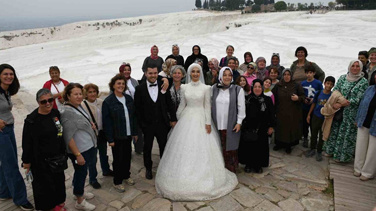 Özel bir hastanede hemşirelik yapan 28 yaşındaki Muhammed Büke, "6 Eylül 2024 yılında evlenmiştik. Eşim bir daha gelinlik giymek istemişti. Çekim yapmak için organize ettik. Çekim için Pamukkale’yi tercih etmiştik. Çekim için gittiğimizde Düzceli turistler vardı. Orada bizleri görünce ilgileri oldu. Ardından takı töreni gibi bir şey yaptılar. Kendileriyle de tanıştık, çok güzel bir anıydı. Düğünümüzün yeni olduğunu düşündüler sanırım. Öyle bir takı takma töreni yaptılar" dedi.