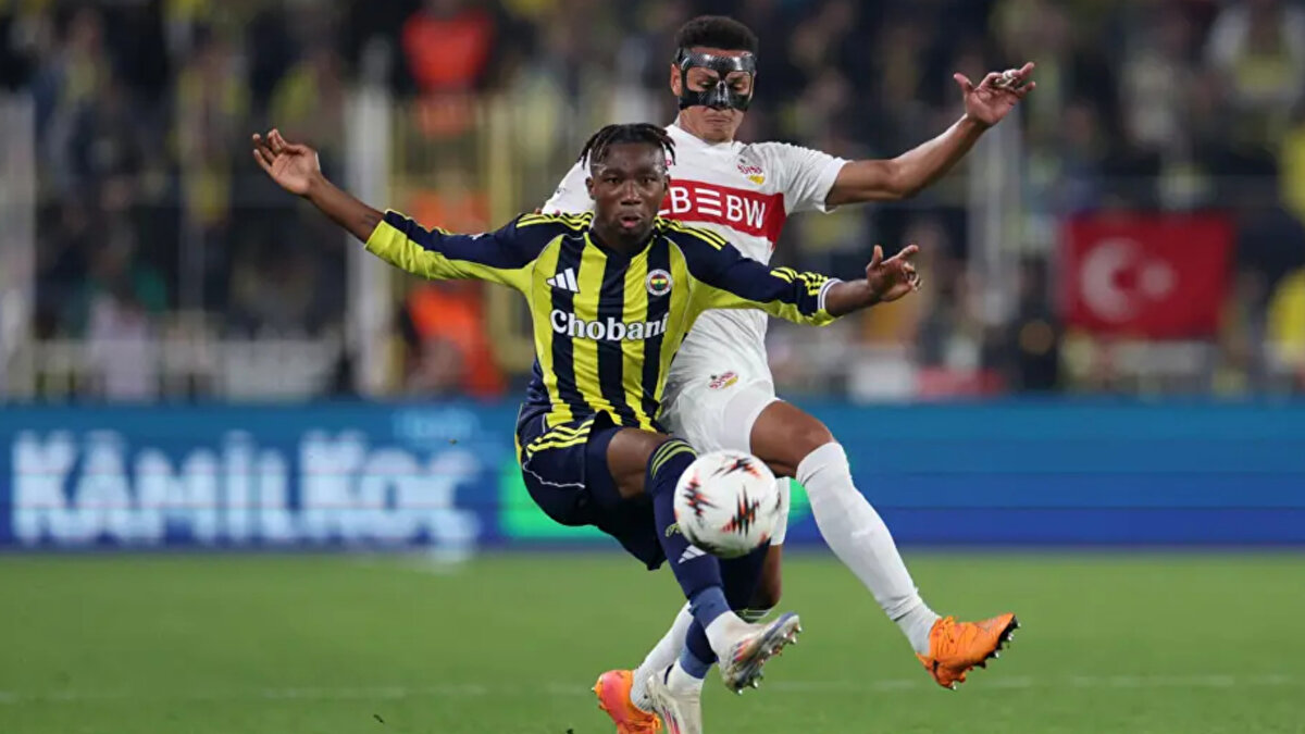 Frankfurter Allgemeine: "VfB oyuncuları için sürekli ıslıklar: Stuttgart İstanbul'da kaybetti"<br><br> <br><br>"VfB Stuttgart, Türk taraftarların coşkusu arasında bir Avrupa Ligi yenilgisi daha aldı. Neredeyse sürekli yuhalanan VfB oyuncuları, Domenico Tedesco ve Fenerbahçe'ye 1-0 (0-1) yenildi. Türk futbolunun hararetli atmosferinde, teknik direktör Sebastian Hoeness'in takımı maça temkinli başladı ve neredeyse her topa dokunduklarında yuhalandılar."