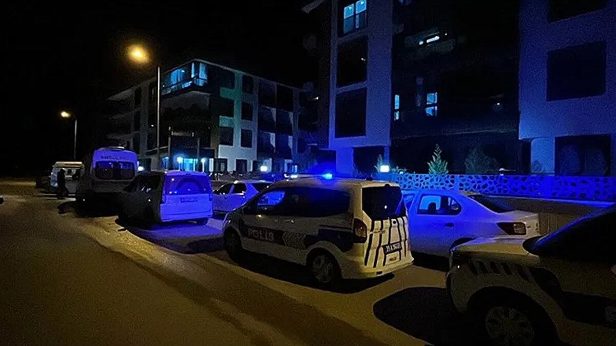 Olayla ilgili soruşturma sürüyor<br><br>Sağlık ekiplerinin yaptığı kontrolde, Mehmet Avcı ile anne ve babasının yaşamını yitirdiği belirlendi. Savcısının incelemesinin ardından cenazeler otopsi için İzmir Adli Tıp Kurumu morguna kaldırıldı. Olayla ilgili soruşturma başlatılan soruşturma sürüyor.