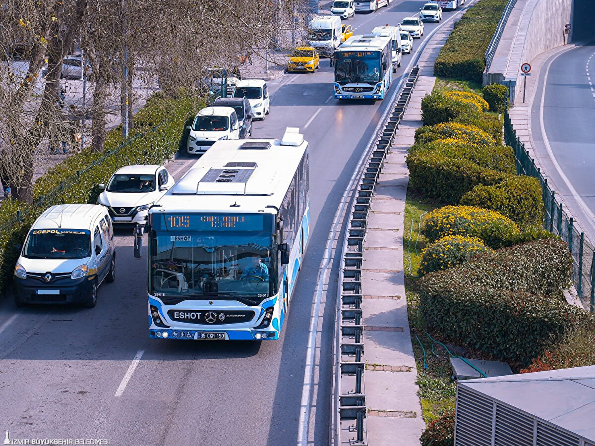 29 EKİM’DE TOPLU TAŞIMA ÜCRETSİZ Mİ?<br><br>Cumhurbaşkanı Recep Tayyip Erdoğan’ın imzasıyla yayımlanan karara göre, 29 Ekim Cumhuriyet Bayramı dolayısıyla bazı metro ve tren seferleri ücretsiz olacak. Buna göre; Ankara’da Başkentray, İstanbul’da Marmaray, Sirkeci-Kazlıçeşme Raylı Sistem Hattı ve Gayrettepe-İstanbul Havalimanı-Arnavutköy Metro Hattı, İzmir’de ise İZBAN 29 Ekim günü boyunca ücretsiz hizmet verecek.