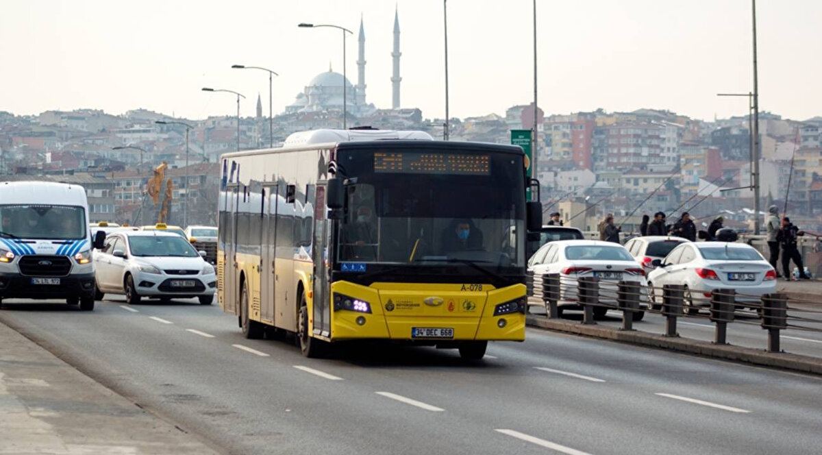 BAKAN URALOĞLU’NDAN AÇIKLAMA<br><br>Ulaştırma ve Altyapı Bakanı Abdulkadir Uraloğlu, konuyla ilgili yaptığı açıklamada, Cumhuriyet Bayramı’nda vatandaşların ulaşımda herhangi bir ücret ödemeyeceğini belirtti. Uraloğlu, “İstanbul’da Marmaray, Sirkeci-Kazlıçeşme Raylı Sistem Hattı ile Gayrettepe-İstanbul Havalimanı-Arnavutköy Metrosu, Ankara’da Başkentray ve İzmir’de İZBAN ücretsiz hizmet verecek. Söz konusu hatlarımız tüm vatandaşlarımıza gün boyunca hızlı, kolay ve ekonomik bir ulaşım imkânı sağlayacak.” ifadelerini kullandı.
