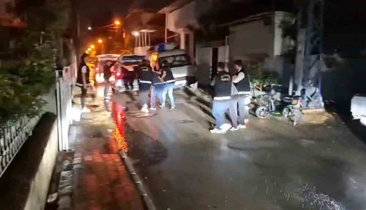 H.A.’nın nitelikli hırsızlık, konut dokunulmazlığı gibi 3 ayrı suçtan toplamda 11 yıl 5 ay hapis cezası ile arandığı, M.C.T.’nin ise hırsızlık ve trafik güvenliğini tehlikeye sokmak suçlarından 9 yıl 10 ay hapis cezası ile arandığı belirlendi.