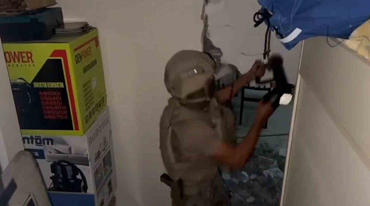 Koçbaşı kullanılarak girilen evin içerisinde saklanmak için yapılan duvarı fark eden polis ekipleri kırdıkları duvarın arkasındaki dolabın içerisinde H.A. ve M.C.T. adlı 2 şahsı tespit ederek gözaltına aldı.