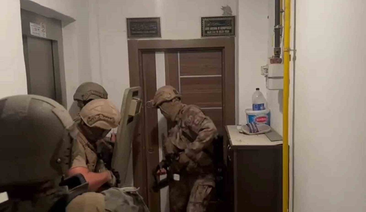 Hatay Emniyet Müdürlüğü görevlilerince aranan şahısların yakalanmasına yönelik yapılan çalışmada; İskenderun ilçesinde aranan kişilerin saklandığı adres tespit edildi. Emniyet Müdürlüğü görevlileri ikamete özel harekat polislerinin de katıldığı operasyon düzenledi. 