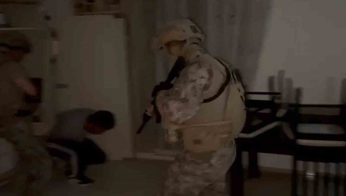 H.A.’nın nitelikli hırsızlık, konut dokunulmazlığı gibi 3 ayrı suçtan toplamda 11 yıl 5 ay hapis cezası ile arandığı, M.C.T.’nin ise hırsızlık ve trafik güvenliğini tehlikeye sokmak suçlarından 9 yıl 10 ay hapis cezası ile arandığı belirlendi.