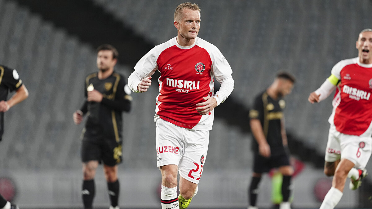 Maçtan dakikalar (İLK YARI)<br><br>Trendyol Süper Lig'de 10. haftanın açılış maçında Mısırlı.com Fatih Karagümrük, Zecorner Kayserispor karşısında ilk yarıyı 1-0 önde bitirdi.<br><br>12. dakikada Mane'nin savunma arkası pasına hareketlenen Cardoso'nun ceza sahası sağ çaprazdan şutunda, savunmada Roco araya girerek meşin yuvarlağı kornere gönderdi.<br><br>14. dakikada ev sahibi ekip penaltı kazandı. Ceza sahasının sağ çaprazında Atakan Çankaya, Cardoso'nun müdahalesiyle yerde kalınca hakem Yasin Kol penaltı noktasını gösterdi.<br><br>16. dakikada penaltı atışı için topun başına geçen Larsson, meşin yuvarlağı ağlara gönderdi: 1-0