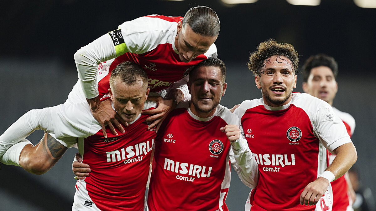 Maçtan dakikalar (İKİNCİ YARI)<br><br>65. dakikada Zecorner Kayserispor'un golü VAR kararıyla iptal edildi. 62. dakikada savunmadan topla çıkmak isteyen ev sahibinde yapılan hata sonucunda ceza sahası içinde kaleciyle karşı karşıya kalan Onugkha meşin yuvarlağı filelerle buluşturdu. Pozisyonu VAR'ın çağrısıyla izleyen hakem Yasin Kol, 65. dakikada golü iptal etti. <br><br>68. dakikada konuk ekip beraberlik golünü buldu. Sağdan gelişen atakta Opoku'nun arka direğe ortasında Cardoso'nun ceza sahası içi sol çaprazda kafayla Onugkha'nın önüne indirdiği topun gelişine Nijerya asıllı Rus oyuncunun şutunda, meşin yuvarlak ağlarla buluştu: 1-1<br><br>74. dakikada misafir takım öne geçti. Soldan Mendes'in etkili ortasına altıpasta iyi yükselen Onugkha'nın kafa vuruşunda top filelere gitti: 1-2 <br><br>79. dakikada ev sahibi ekip beraberliği yakaladı. Hücum yönünün solundan Çağtay Kurukalıp'ın kullandığı köşe vuruşunda kaleci Bilal'in hatalı çıkışında topa altıpasta iyi yükselen Atakan Çankaya, meşin yuvarlağı ağlarla buluşturdu: 2-2.<br><br>90. dakikada konuk ekip gole çok yaklaştı. Ceza sahasında içinde oluşan karambolde sağ çaprazda topu önünde bulan Furkan Soyalp'in şutunda, savunmada Roco kaleciden geçen topu çizgiden çıkardı.