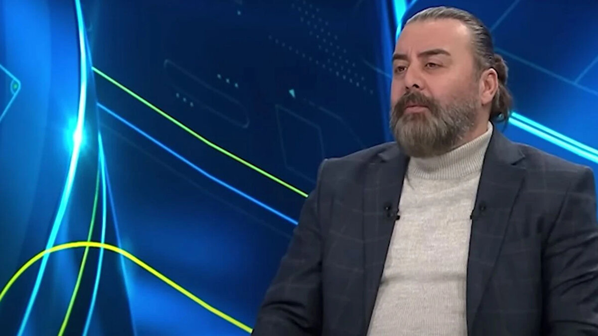 Değerlendirmelerine hakemin tutumunu eleştirerek başlayan Emre Bol, “Böyle bir pozisyonda bir git VAR’a bak. Niye bu pozisyona VAR’ı çağırmıyorsun? Bu pozisyon yüzde 100 kırmızı kart.” ifadelerini kullandı.