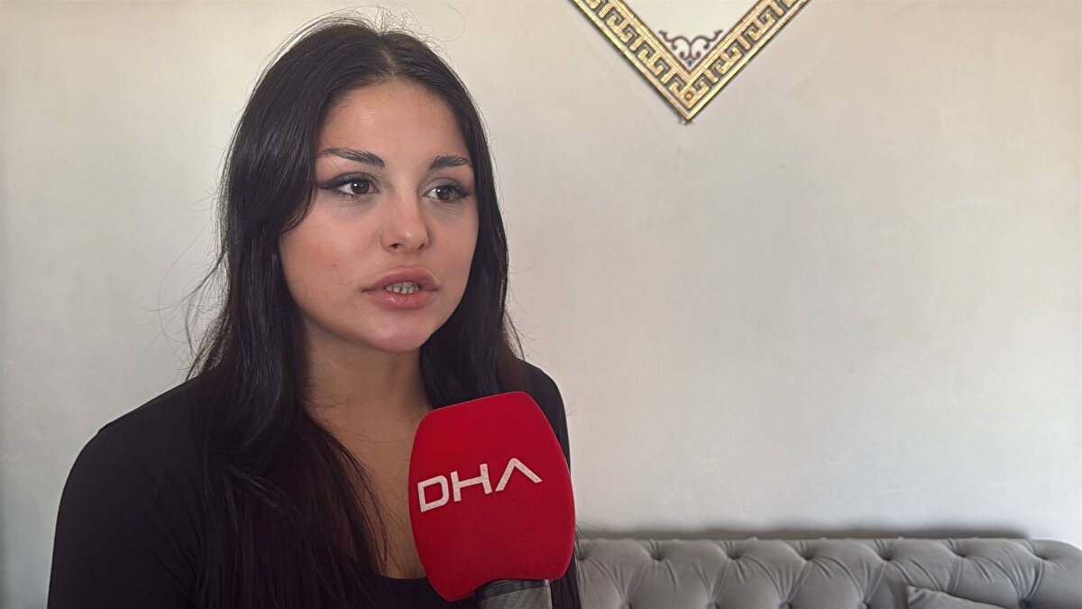 Melike Günay, "7 arkadaş oraya gittik eğlenmek istiyorduk. Bize temas edilmemesi gerektiğini elektroşok istemediğimizi biz açıkça belirttik zaten. Oyun alanına girdikten sonra benim tek kalmamı istedi ve beni başka bir odaya gönderdi. Odaya gönderdikten sonra benim yanıma gelip beni sert bir şekilde yere indirip boğazımdan, ensemden, ağızımdan kapatıp sürekli yere indirme, yere yatırma, sırtıma elektroşok verdi. Ona, bana dokunmaması gerektiğini bunu istemediğimi defalarca belirtmeme rağmen bunu yaptı. Sırtım çok acıdı. Artık bir zamandan sonra boğuşmaktan çok fazla yoruldum. Ne olduğunu zaten hiç anlamadım" dedi.