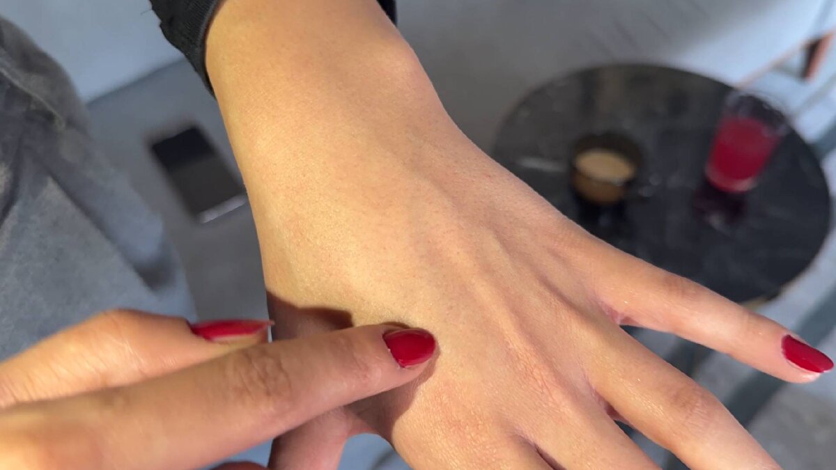 "Karanlıkta kalamıyorum, hala titriyorum"<br><br>Günay, "Daha öncesinde korku evine gittiğimizde görevler verilir onları yerine getiririz diye düşünüyordum ama tam tersi sürekli bana bir temas ve sürekli yere indirme oldu. Ellerimi yuvarlak bir dairenin içine sokmamı istiyor ve oradan tekrar elektroşok veriyor ve ben artık çok yoruldum. Videonun bazı kısımları silinmiş onlar hiç yok. Anlatırken bile hala kalbim çok hızlı atıyor. Ne yapacağımı ne tepki verebileceğimi asla bilemiyorum. Şu an hatırladığım zaman hala titriyorum. Karanlıkta kalamıyorum. Ne olduğunu neden bunları yaptığını hiç anlayamadım. Bir zamandan sonra sadece bitmesini bekledim. Onu ittirip bana zarar verme deyip boğuşmayı bırakıp bir süre bekledim. Sonrasında tekrar devam etti. Oyunun bitirilmesini ben istedim. Çünkü ona söyledim artık kalbim çok hızlı atıyor. Ona, ‘kalp krizi geçireceğim yeter bırak beni artık’ dedim. Oyunu bitirmesini üç defa söyledim sonrasında zaten oyunu bitirdi. Videonun son kısmında yine beni duvarın köşesine beni sıkıştırıp boğazımı sıkıp ensemden tutup ‘yüzüme bak’ diye defalarca söyledi. Orayı tamamen silmişler orası hiç yok. Olayın sonrasında yaşadığımız şey zaten tamamen yine dehşet. Tehditler, biz yapmadık demeleri videoları silmeye çalışmaları, bize vermemeye çalışmaları ve sonrasında yapılan şeyler. Kabusu yaşattılar bize" ifadelerini kullandı.<br>