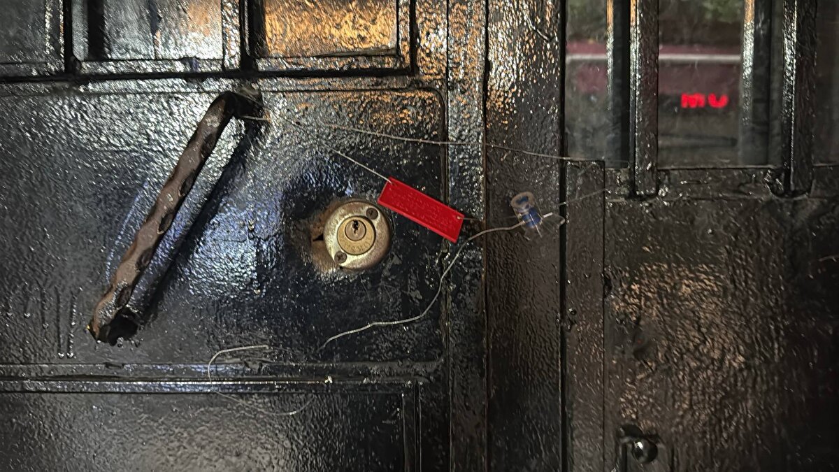 Kendisine temas edilmesini istemediği halde dokunularak darbedildiğini ve elektroşok uygulandığını ifade eden Melike Günay Taksim Şehit Haşim Usta Polis Merkezi Amirliğinde işletmeden ve çalışandan şikayetçi oldu. Günay’ın ifadesi ve güvenlik kamera görüntüleri doğrultusunda harekete geçen Güven Timleri Şube Müdürlüğü B Bölge Amirliği polisleri, korku evindeki çalışan Baran T.’yi gözaltına aldı.<br><br>İşletme mühürlendi<br><br>Emniyetteki ifadesinde, işletmeye gelen müşterilere odaya girmeden önce temas yapılacağına dair bilgi verdiklerini söyleyen Baran T. hakkında 'Kasten yaralama' suçundan adli işlem yapıldı. İşlemleri tamamlanan Baran T., savcılık kararıyla emniyetten serbest bırakıldı. Diğer yandan Beyoğlu Asayiş Büro Amirliği ekipleri ve Beyoğlu Belediyesi Zabıta Müdürlüğü ekipleri, olayın yaşandığı işletmeyi mühürledi.